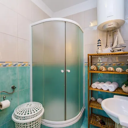 Πανσιόν & Frane Ντουμπρόβνικ