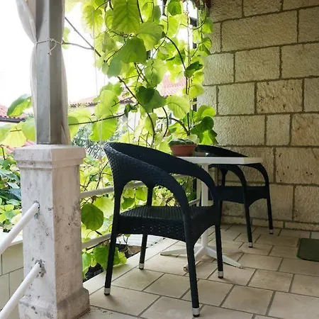 Πανσιόν & Frane Ντουμπρόβνικ